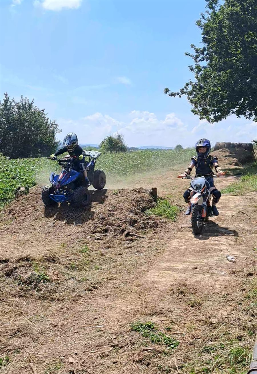 Dwoje dzieci w kaskach na quadzie i crossie na torze Max Moto