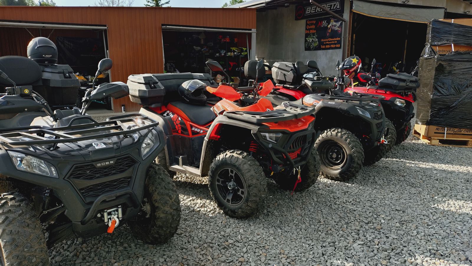Quady przed salonem Max Moto w Głowience