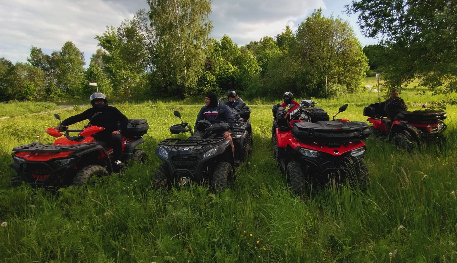 Quady 4×4 z kierowcami na łące pod Krosnem