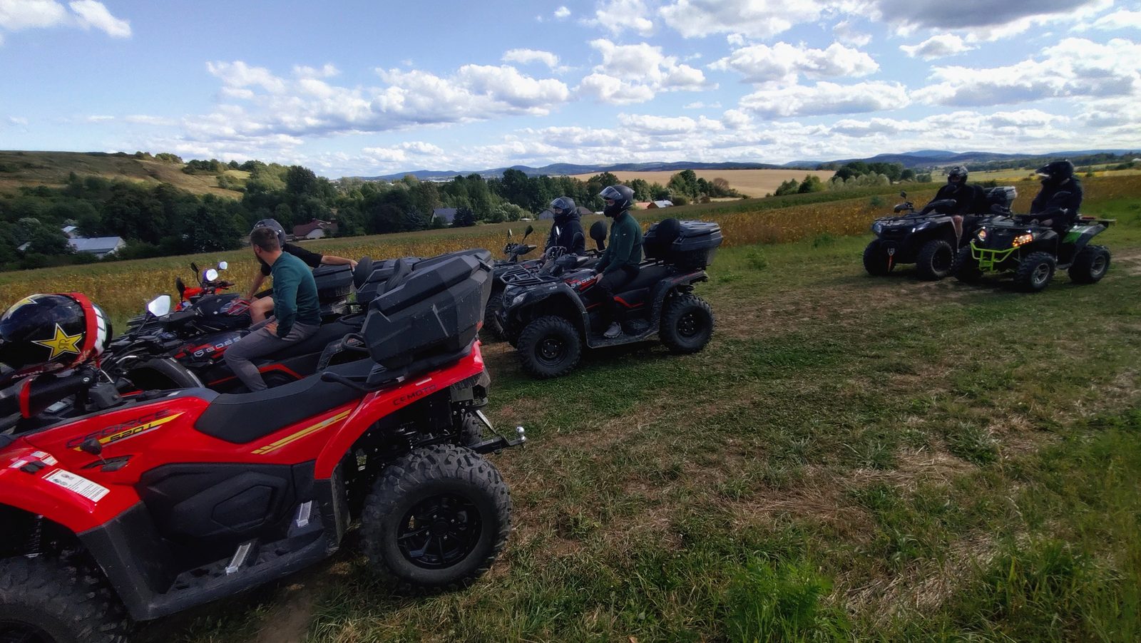 Postój na wzgórzu z panoramą Beskidu podczas wyprawy quadami